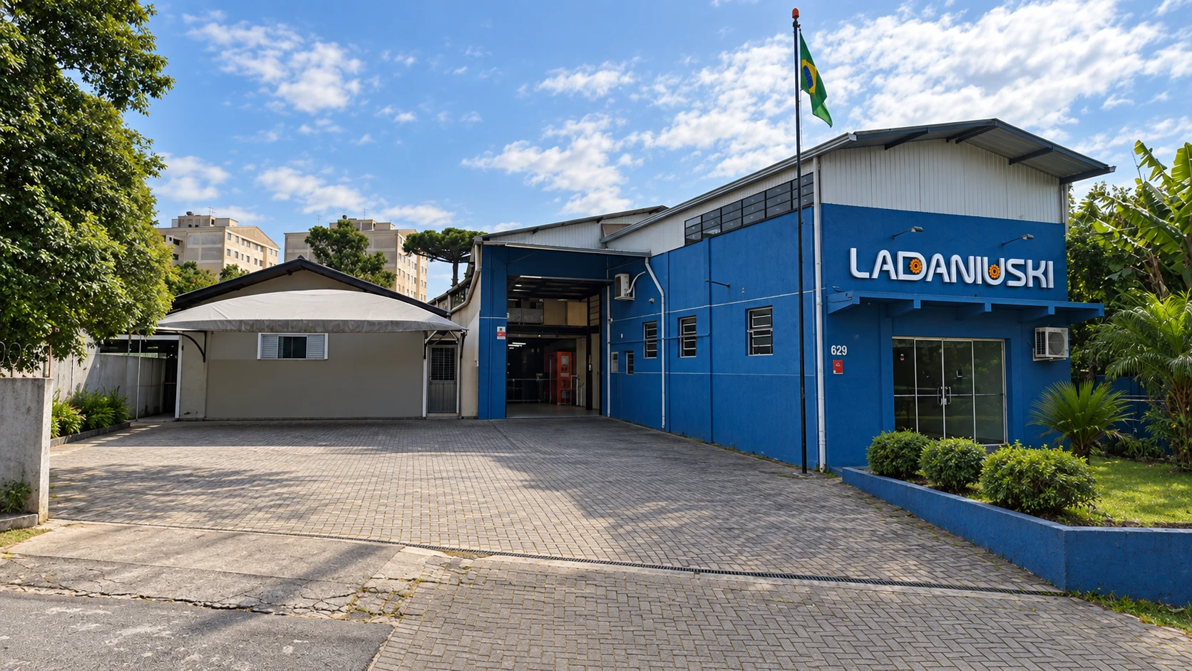Fachada da Ladaniuski na R. Pedro Américo, 629, em Curitiba